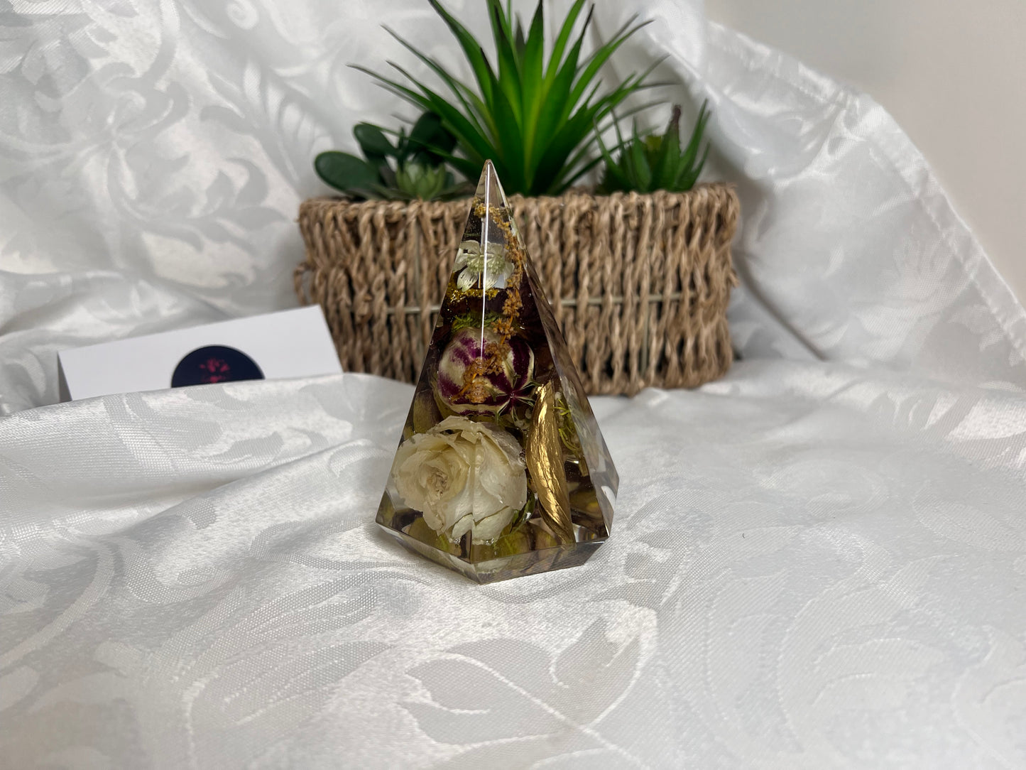 Large ringholder with dried red, white and gold flowers